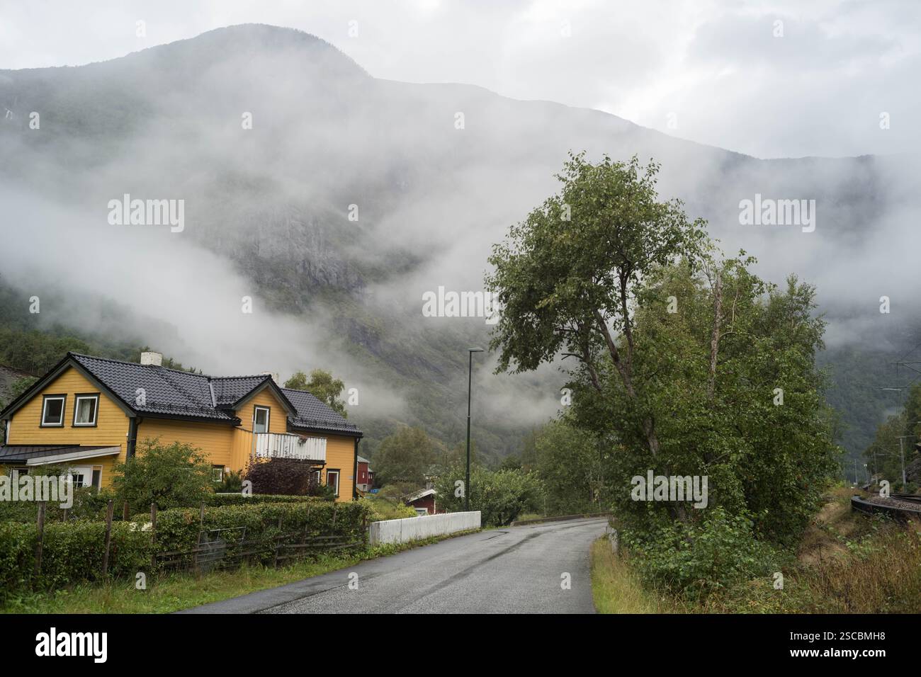 FLAM Village an einem nebeligen Tag in Norwegen Stockfoto