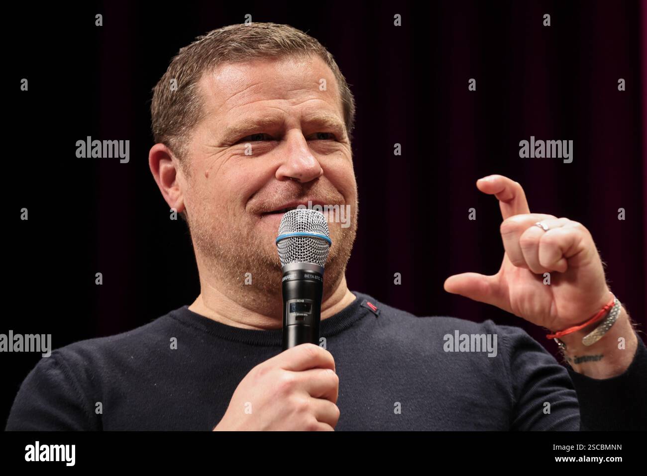 Hamburg, Deutschland. Februar 2025. Max Eberl, Leiter Sport bei Bayern München, während einer Podiumsdiskussion auf der SPOBIS-Branchenkonferenz im CCH (Congress Center Hamburg). Quelle: Christian Charisius/dpa/Alamy Live News Stockfoto