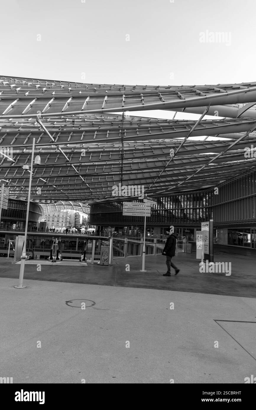 Paris, Frankreich - 24. Januar 2022: Das Westfield Forum des Halles ist ein französisches Einkaufszentrum, das sich auf dem Gelände der ehemaligen zentralen Hallen von Paris befindet. Stockfoto