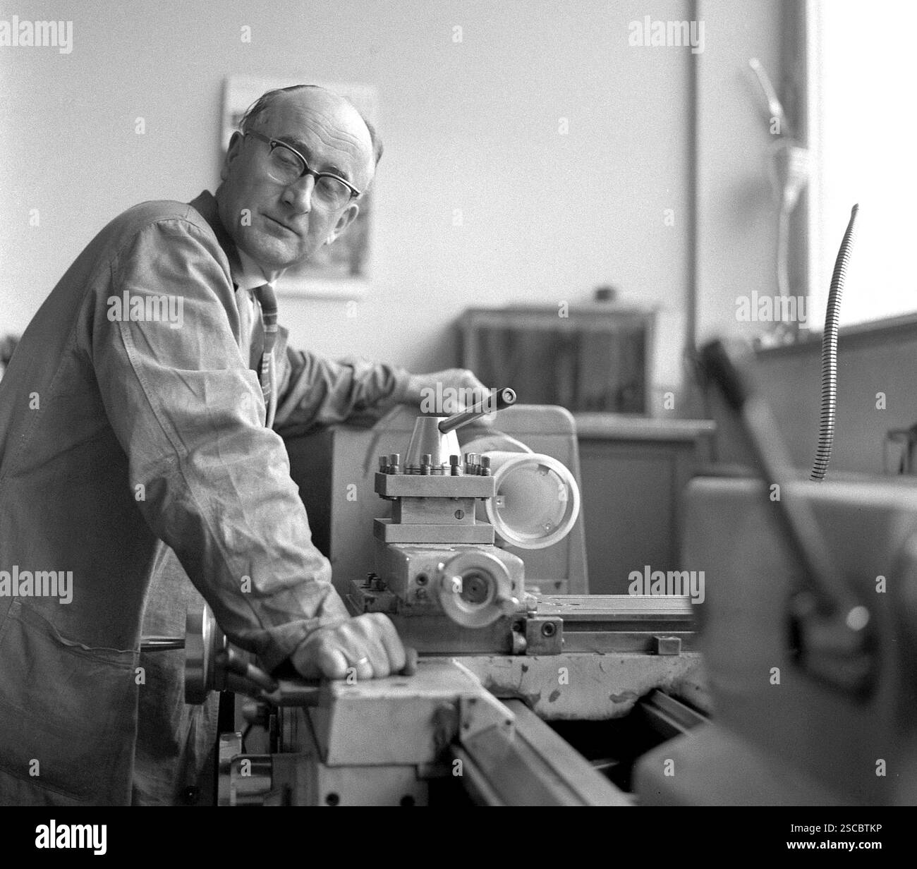 Ein Mann arbeitet an einer Drehbank in einem Workshop an der TU Berlin. [Automatisierte Übersetzung] Stockfoto