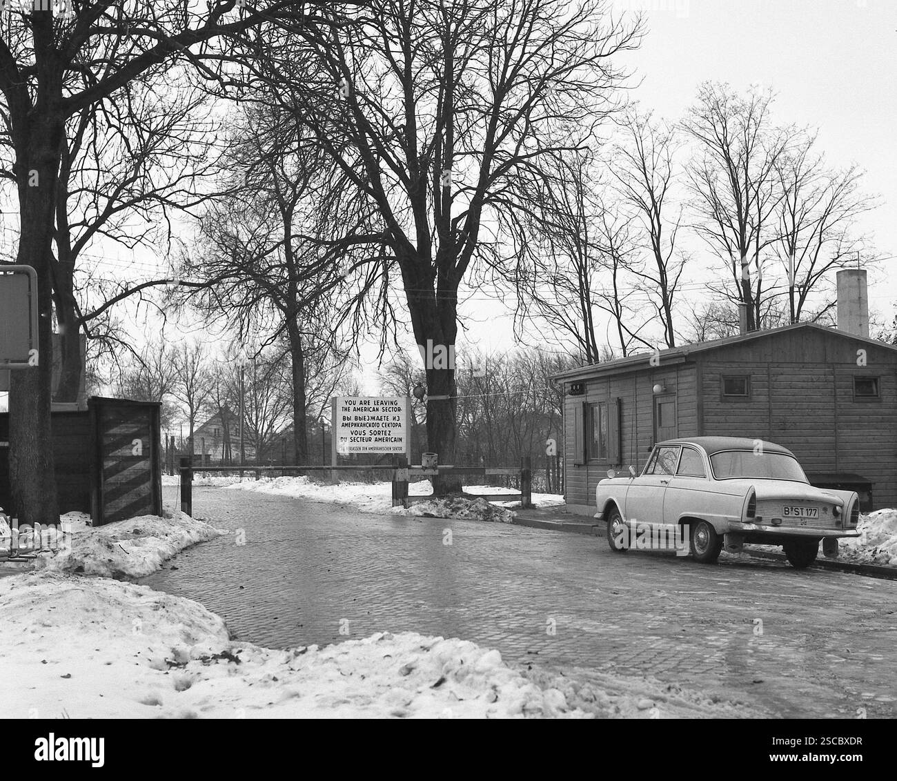 "Trabant und Schild ('Sie verlassen den amerikanischen Sektor') an der Grenze zur DDR in Berlin Lichtenrade." Stockfoto