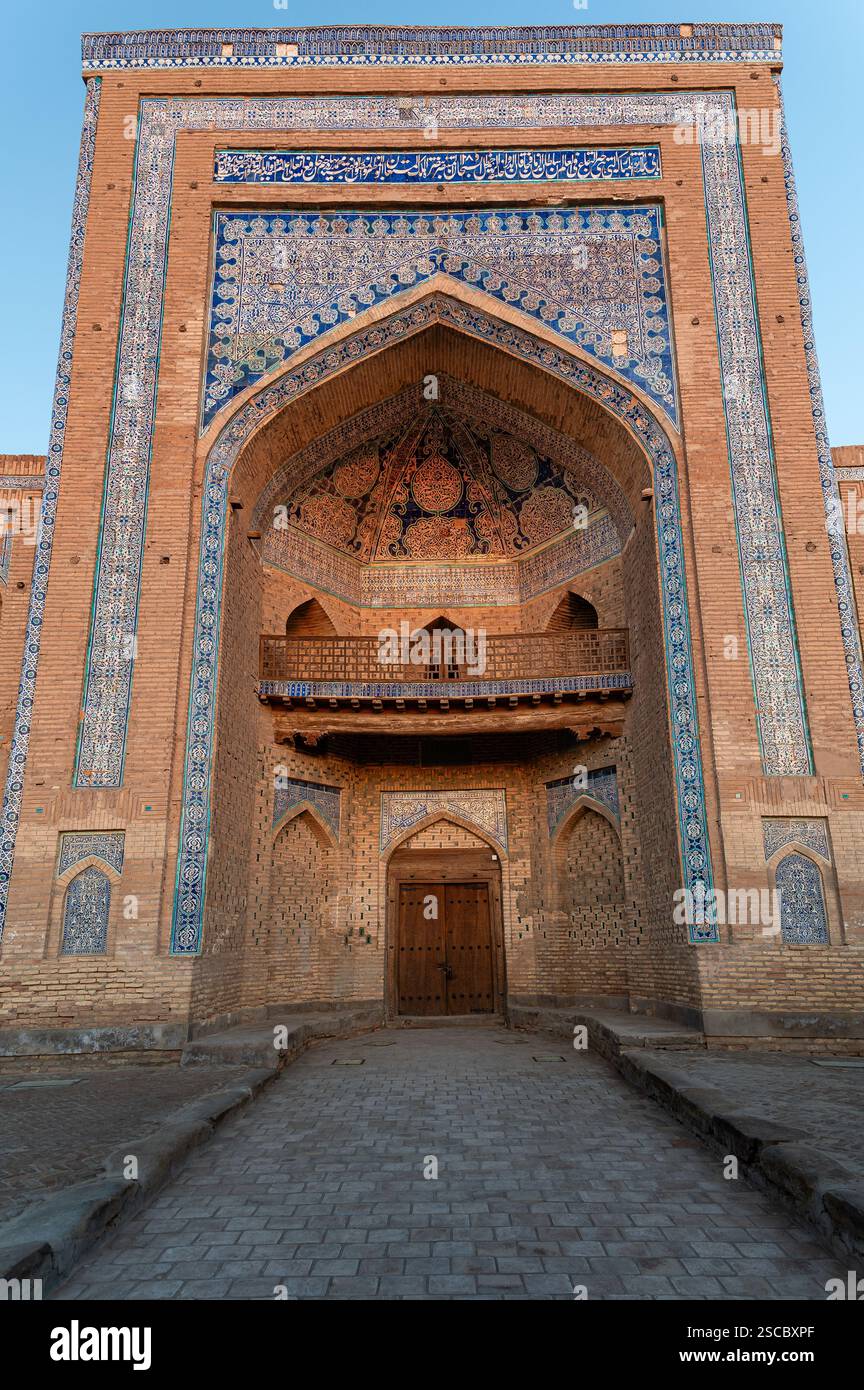 Gekachelter bogenförmiger Eingang einer Madrassa in Chiwa, Usbekistan Stockfoto