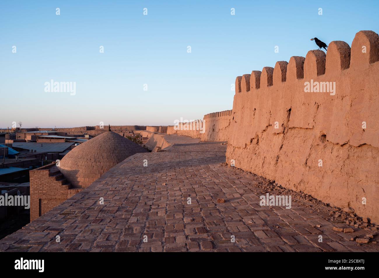 Stadtmauern von Chiwa bei Sonnenaufgang Stockfoto