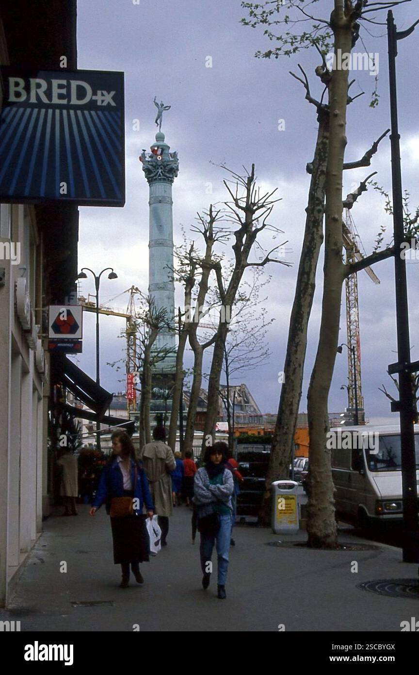 Juli-Säule am Place de la Bastille in Paris und vor Fußgängern. Stockfoto