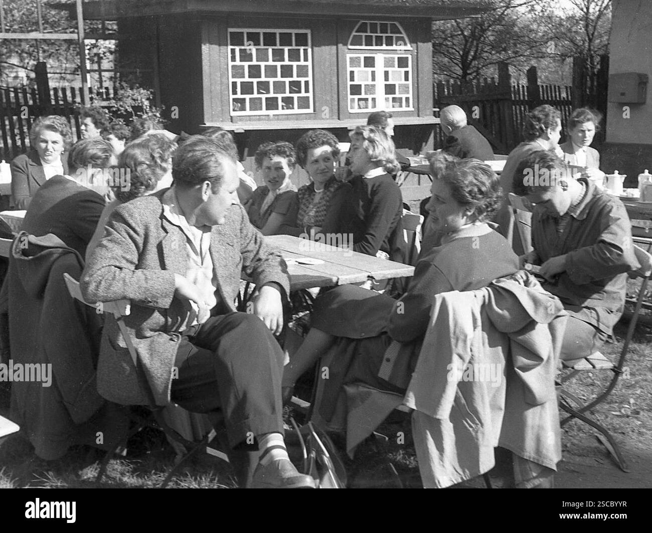Menschen im Garten einer Kneipe in der DDR, 1957. [Automatisierte Übersetzung] Stockfoto