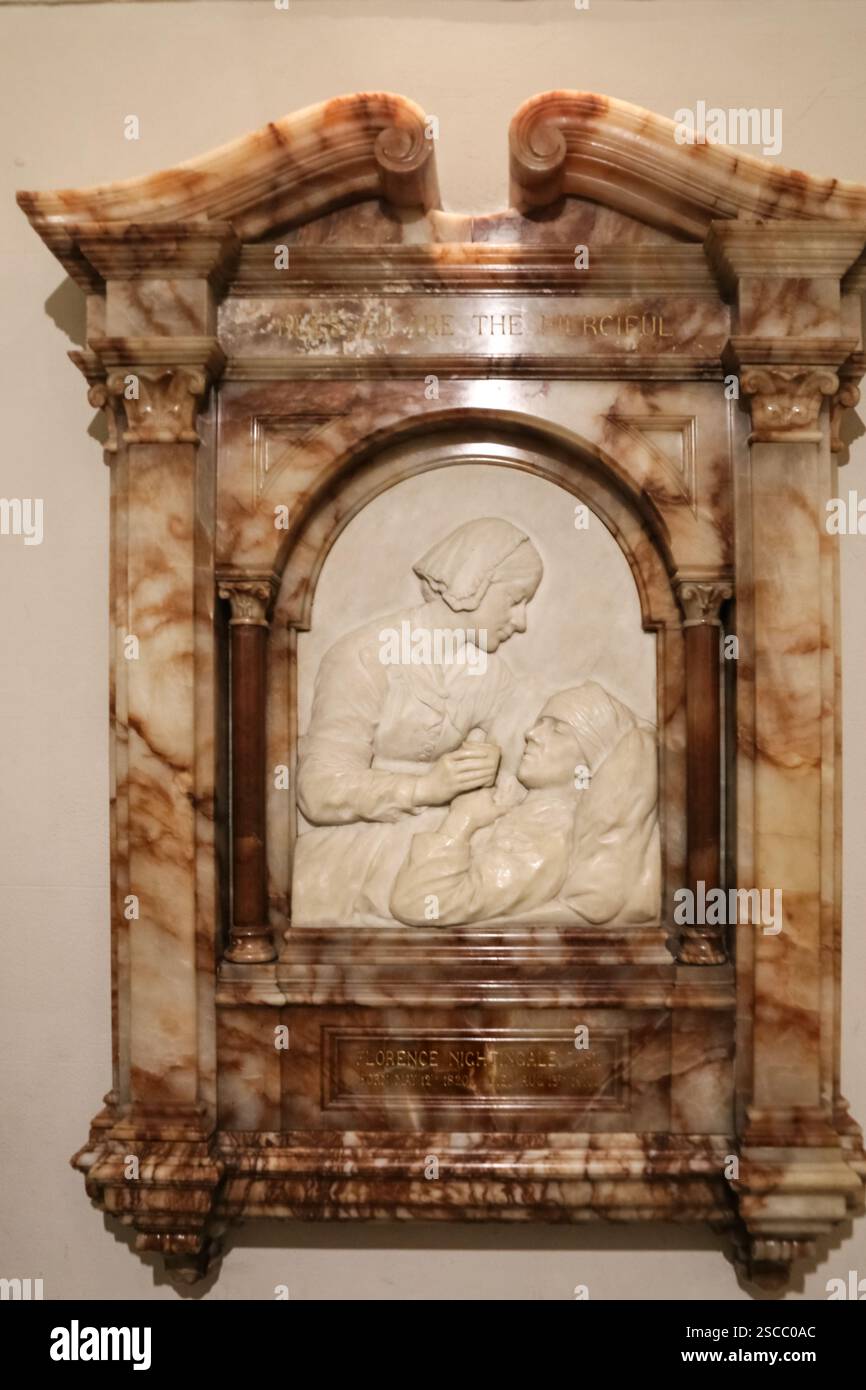 Nahaufnahme des Gedenkwerks aus Marmor und Alabaster mit Relief der Florence Nightingale von Arthur George Walker in der Krypta von... Stockfoto