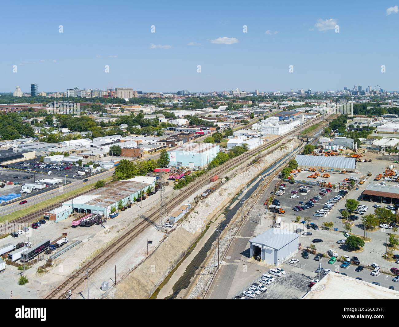Luftaufnahme der Industrie am Fluss des Peres Stockfoto