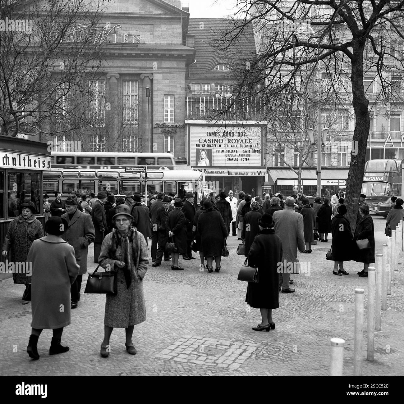 "Haus Wien am Kurfürstendamm in Berlin, vor Passanten und hinten Werbung für den Film "James Bond 007, Casino Royale"." Stockfoto