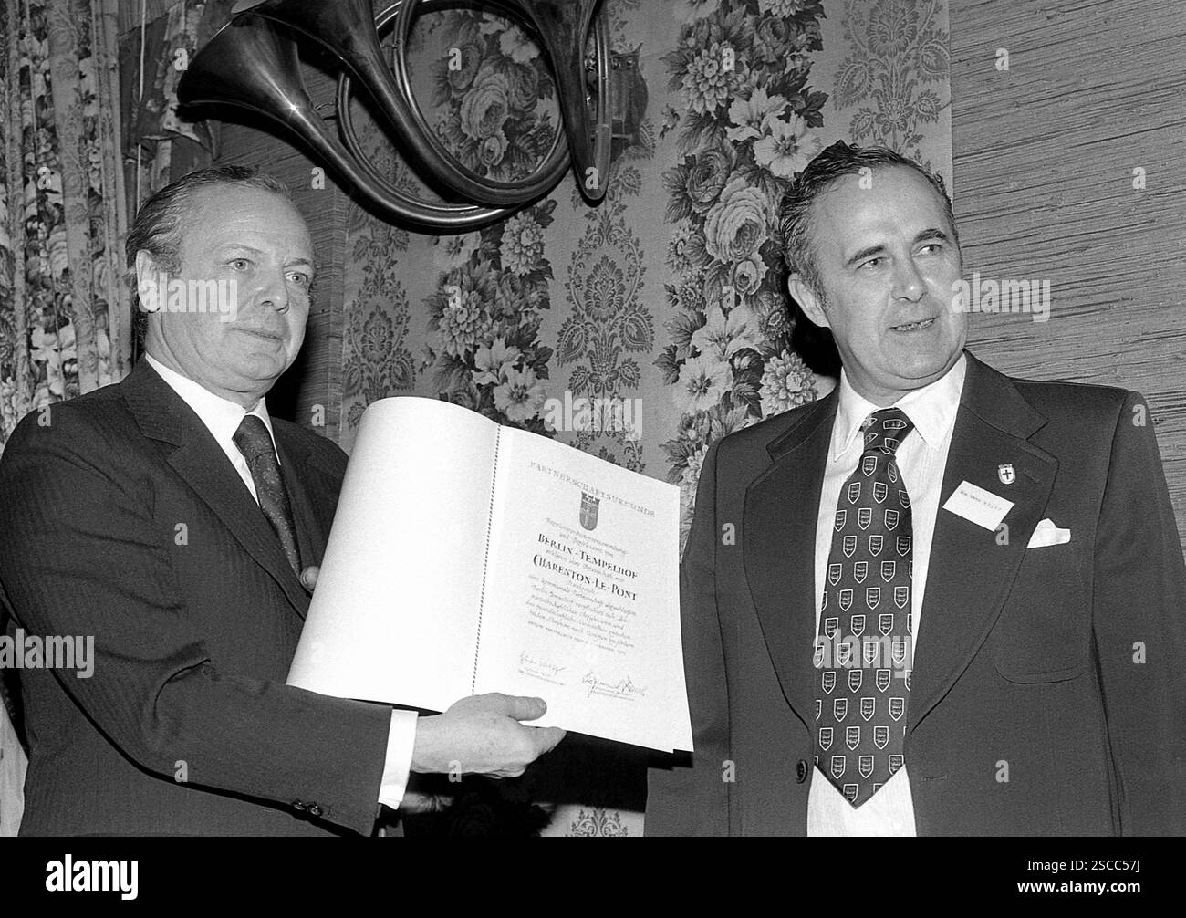Bürgermeister von Charenton Alain Griotteray und Leiter des BVV (lokale Vertretung des Volkes) Berlin Tempelhof Günter Wolff (CDU, Christlich Demokratische Partei) in Paris mit einem Partnerschaftsabkommen. Stockfoto