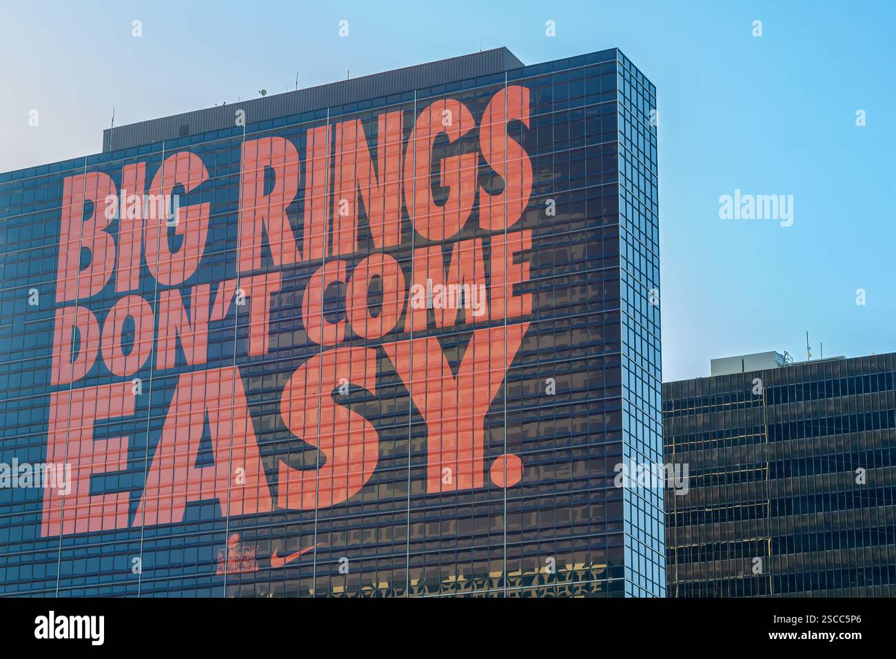 New Orleans, LA, USA – 25. Januar 2025: Super Bowl LIX-Werbung für Nike mit der Aufschrift „Big Rings Don't Come Easy“ auf der Seite des Bürogebäudes im Central Business District Stockfoto
