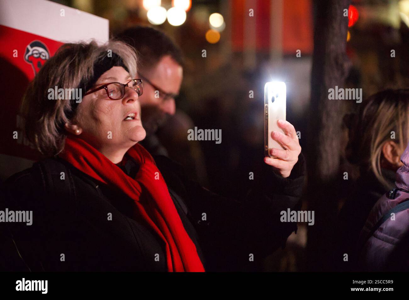 Wiesbaden, Westdeutschland. 31. Januar 2025. Tausende von Menschen versammeln sich vor dem neuen Rathaus, um gegen die Pläne der CDUCSU-Parl zu protestieren Stockfoto