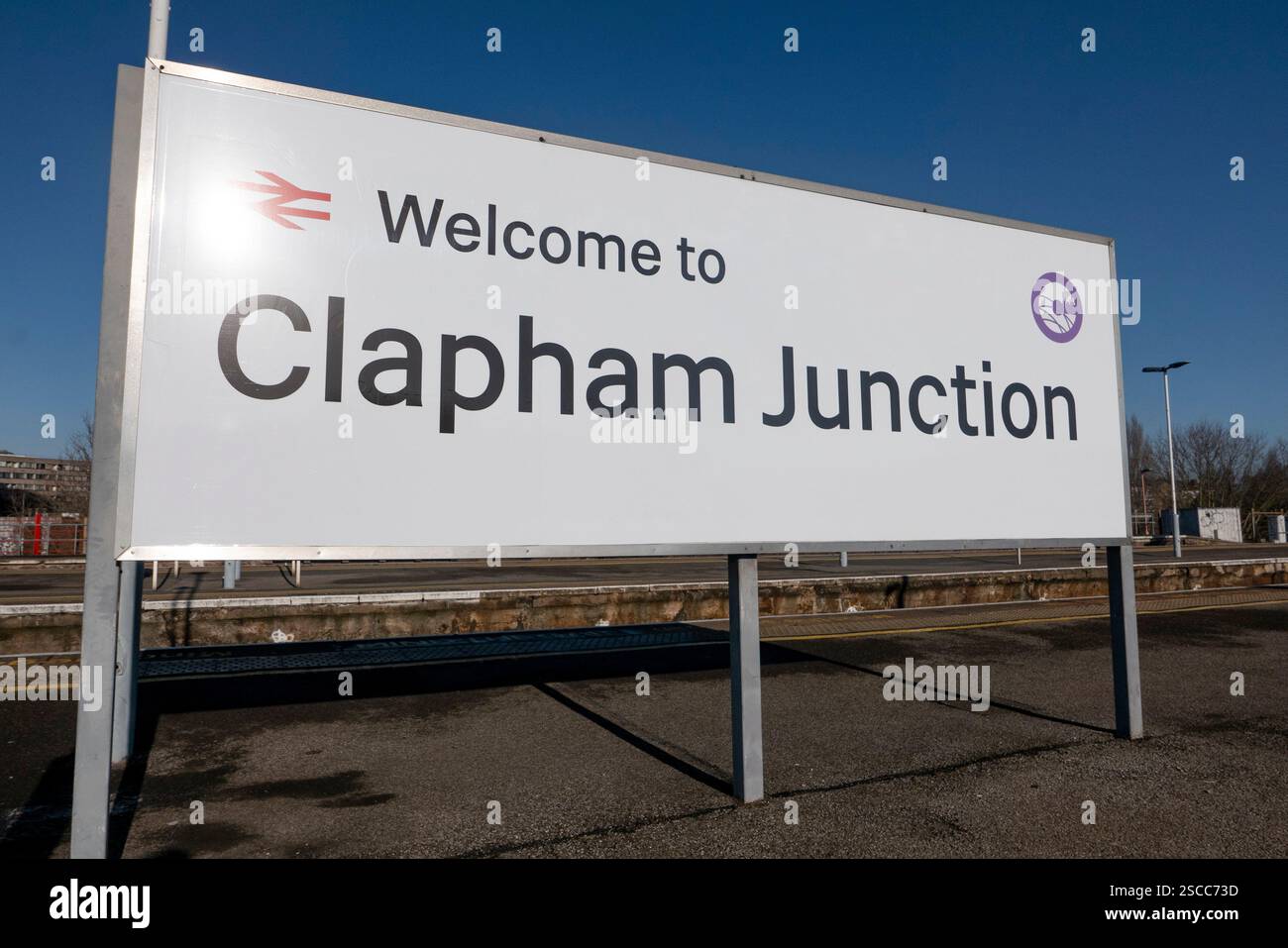 Ein Schild zum Bahnhof Calpham Junction in South London, England. Foto: SMP Stockfoto