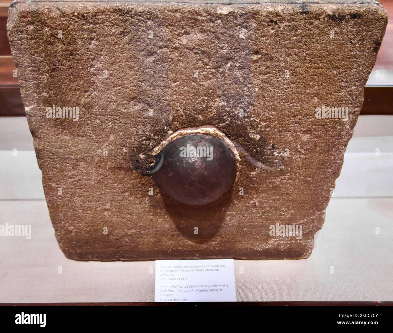 1709 Kanonenkugel eingebettet in einen Quader Wand quadratisch geschliffener Stein aus der Kirche Santa Maria Alicante Marinemuseum Paseo del Prado 5 Madrid Spanien Europa Stockfoto