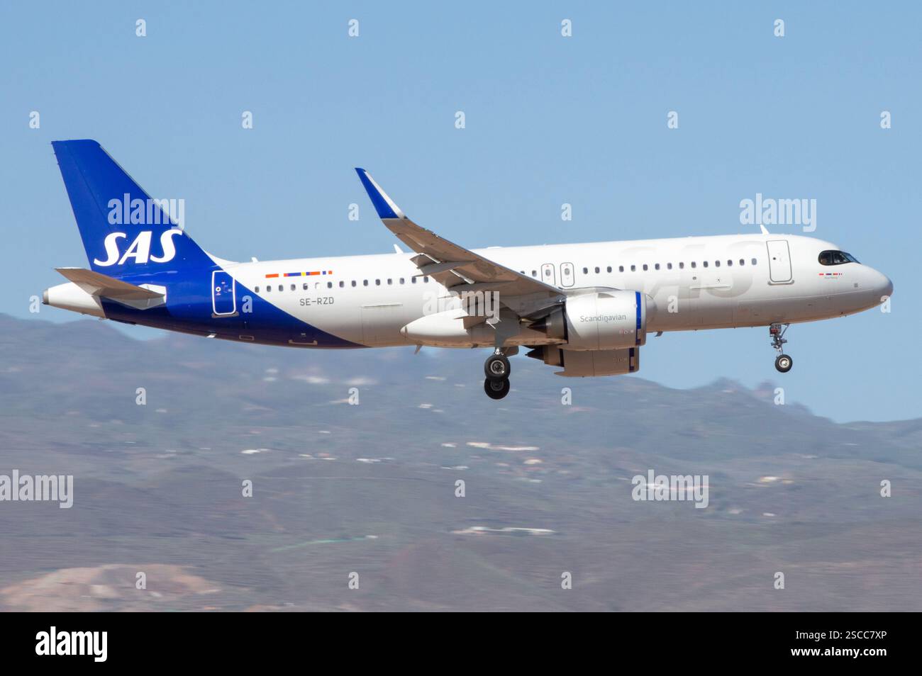 Aeropuerto de Gran Canaria, Gando. Avión de Línea moderno Airbus A320 NEO de la aerolínea sueca SAS Scandinavian Airlines aterrizando con la Montaña d Stockfoto