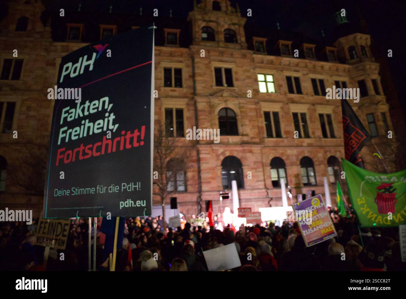 Wiesbaden, Westdeutschland. 31. Januar 2025. Tausende von Menschen versammeln sich vor dem neuen Rathaus, um gegen die Pläne der CDUCSU-Parl zu protestieren Stockfoto