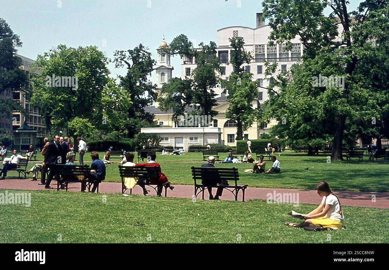 Die Menschen ruhten vor der St. John's Episcopal Church vor dem Weißen Haus in Washington, D.C. [automatisierte Übersetzung] Stockfoto