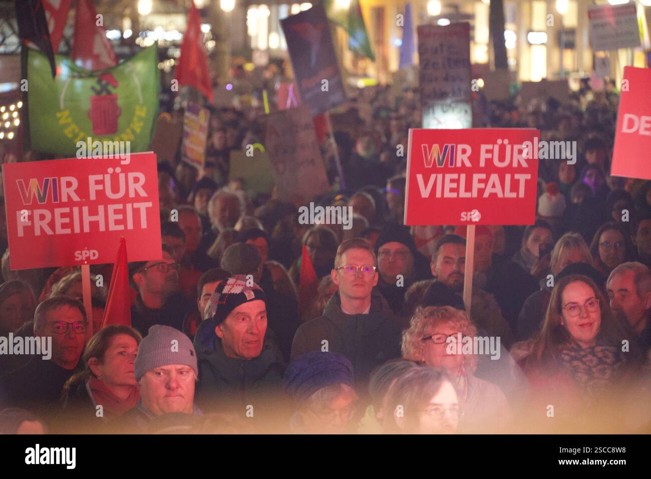 Wiesbaden, Westdeutschland. 31. Januar 2025. Tausende von Menschen versammeln sich vor dem neuen Rathaus, um gegen die Pläne der CDUCSU-Parl zu protestieren Stockfoto