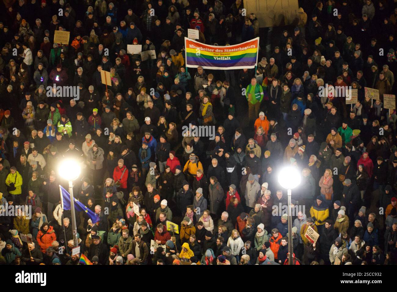 Wiesbaden, Westdeutschland. 31. Januar 2025. Tausende von Menschen versammeln sich vor dem neuen Rathaus, um gegen die Pläne der CDUCSU-Parl zu protestieren Stockfoto
