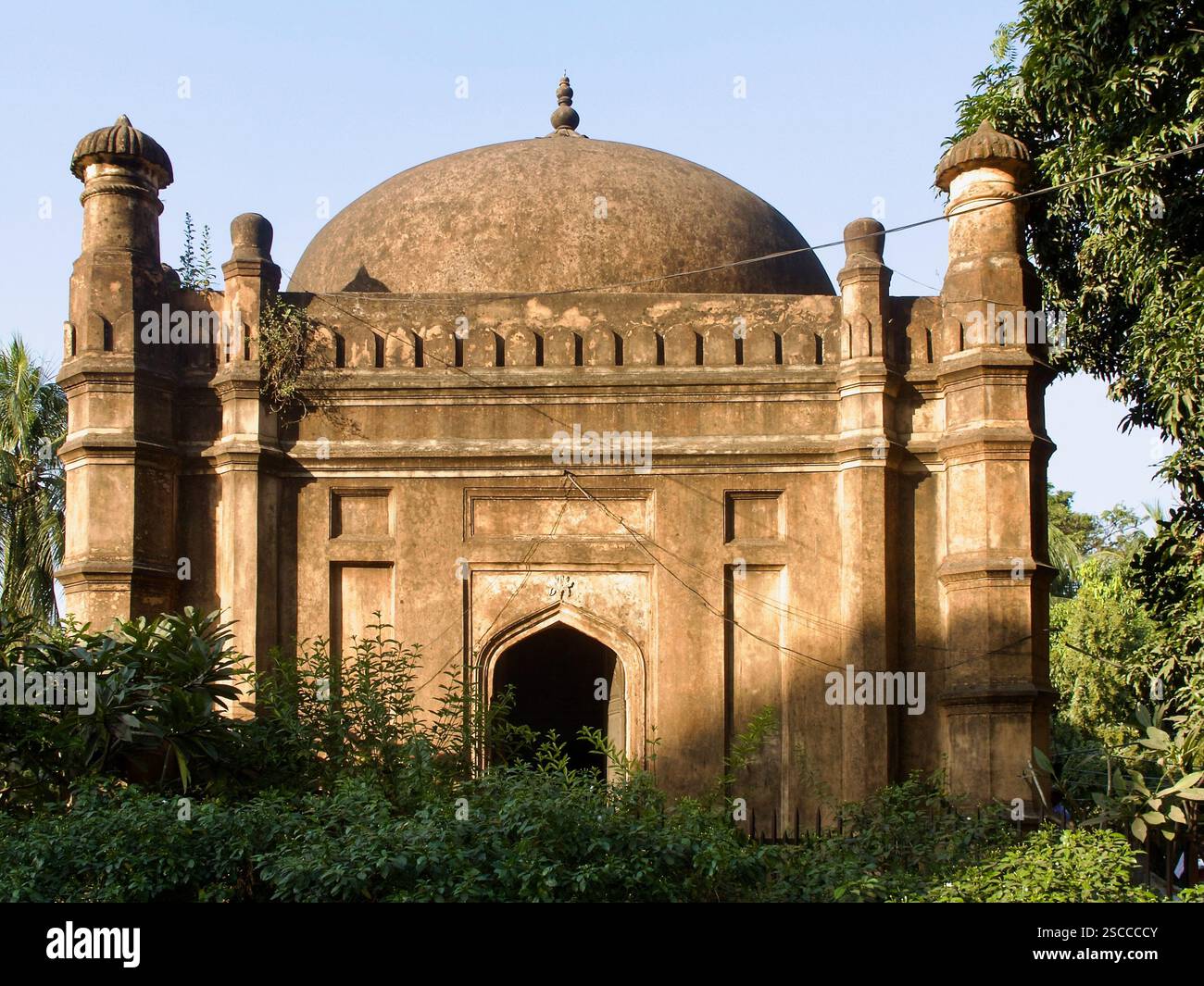 Hazrat Hazi Khawja Shahbaz Khan Moschee, historisches Bauwerk aus der Mogulzeit in Dhaka, Bangladesch, umgeben von üppigem Grün. Stockfoto Hazrat Hazi Khawja Shahbaz Khan Moschee, historisches Bauwerk aus der Mogulzeit in Dhaka, Bangladesch, umgeben von üppigem Grün. Stockfoto