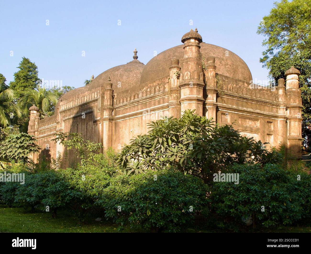 Hazrat Hazi Khawja Shahbaz Khan Moschee, historisches Bauwerk aus der Mogulzeit in Dhaka, Bangladesch, umgeben von üppigem Grün. Stockfoto Hazrat Hazi Khawja Shahbaz Khan Moschee, historisches Bauwerk aus der Mogulzeit in Dhaka, Bangladesch, umgeben von üppigem Grün. Stockfoto