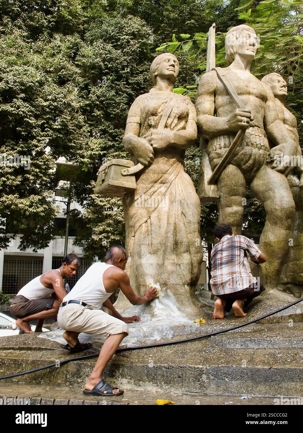 Reinigung und Instandhaltung des Aporajeyo Bangla Monuments an der Universität Dhaka, eine Hommage an den Bangladesch Befreiungskrieg von 1971. Stockfoto