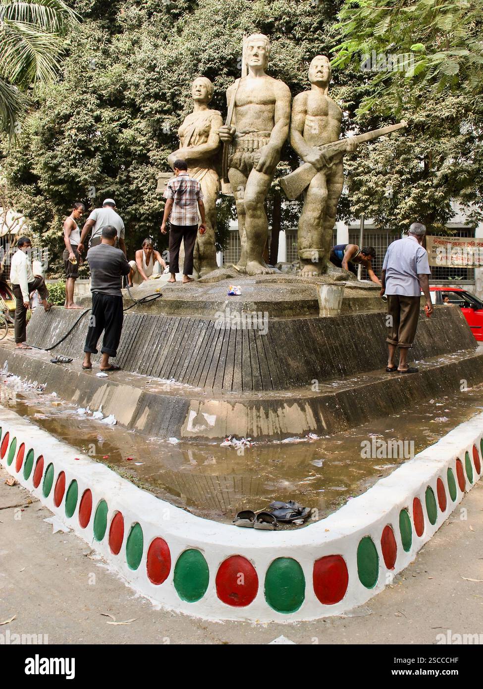 Reinigung und Instandhaltung des Aporajeyo Bangla Monuments an der Universität Dhaka, eine Hommage an den Bangladesch Befreiungskrieg von 1971. Stockfoto