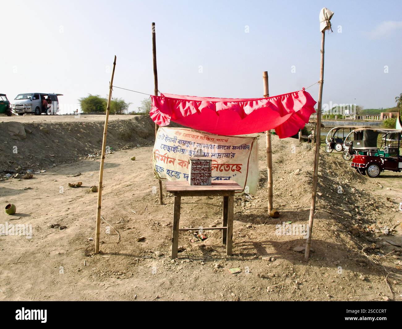 Eine Spendenkabine am Straßenrand in Cox’s Bazar, Bangladesch, sammelt Gelder für den Bau einer Moschee und einer Madrasa. Stockfoto