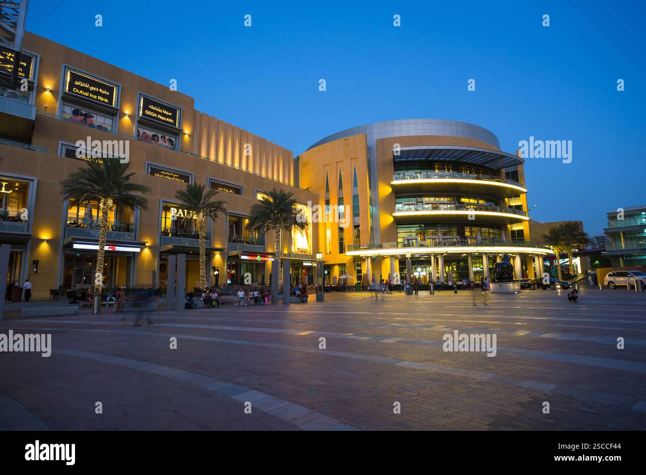 DUBAI, VAE - 13. NOVEMBER: Weltweit größtes Einkaufszentrum basierend auf der Gesamtfläche und sechstgrößte nach Bruttomietfläche, 13. November 2013 in Dubai, VAE Stockfoto