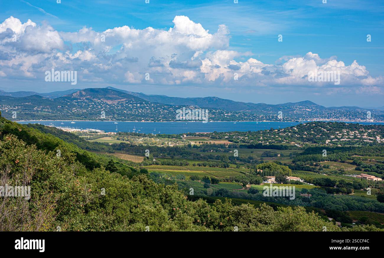Blick vom Dorf Gassin am Golf von Saint Tropez, Cote d'Azur, Départements Var, Provence-Alpes-Côte d'Azur, Südfrankreich, Frankreich, Europa Stockfoto