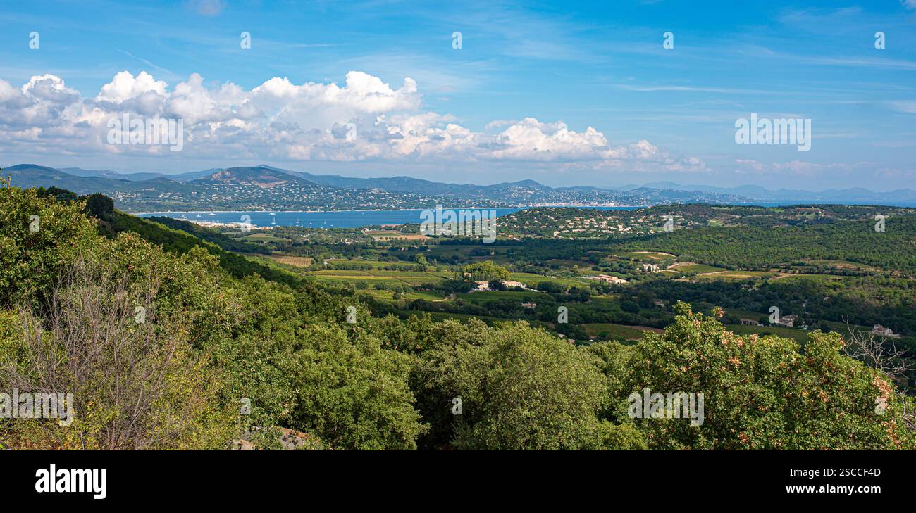 Blick vom Dorf Gassin am Golf von Saint Tropez, Cote d'Azur, Départements Var, Provence-Alpes-Côte d'Azur, Südfrankreich, Frankreich, Europa Stockfoto