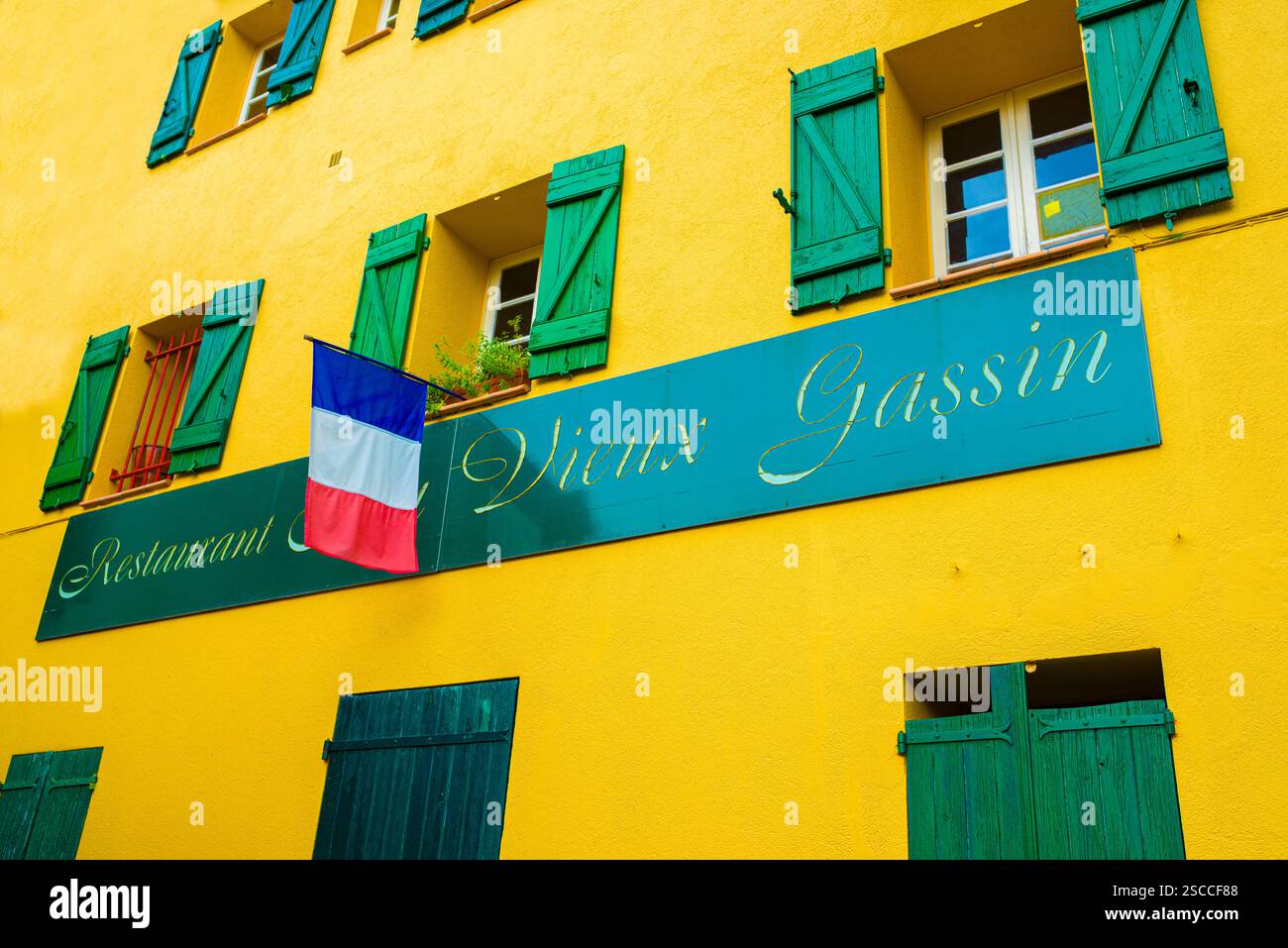 Alte Häuser in einer engen Gasse im Bergdorf Gassin. Frankreich Departement Var, Côte d‘Azur Stockfoto