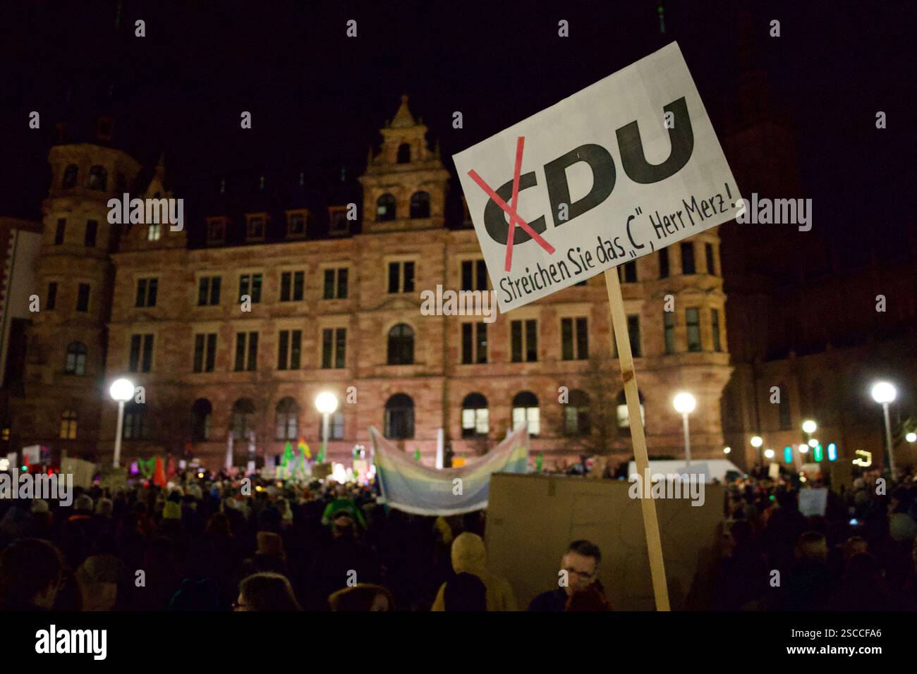 Wiesbaden, Westdeutschland. 31. Januar 2025. Tausende von Menschen versammeln sich vor dem neuen Rathaus, um gegen die Pläne der CDUCSU-Parl zu protestieren Stockfoto