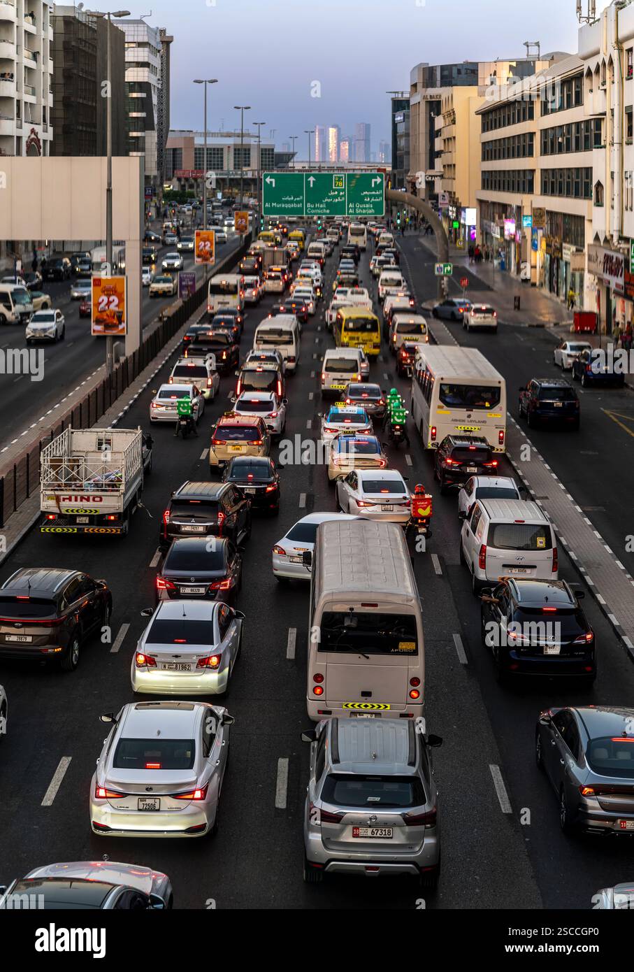Starker Verkehr in der Nähe des Clock Tower Kreisverkehrs, oft ein Engpass für den Verkehr, der nach Süden über den Creek oder nach Norden nach Corniche oder Sharjah fährt. Stockfoto