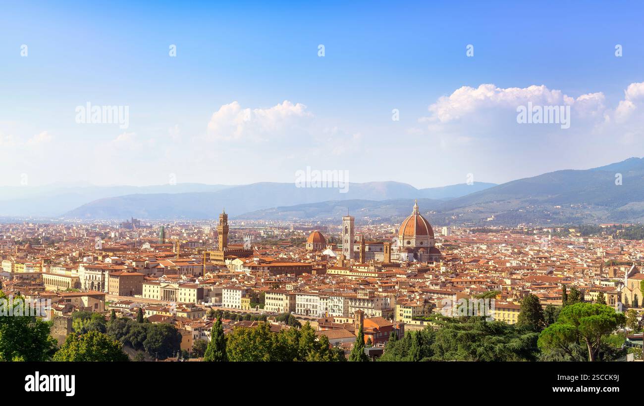 Florenz oder Florenz Luftbild an einem schönen Tag. Panoramablick vom Piazzale Michelangelo. Palazzo Vecchio und Kathedrale historische monumenta Stockfoto