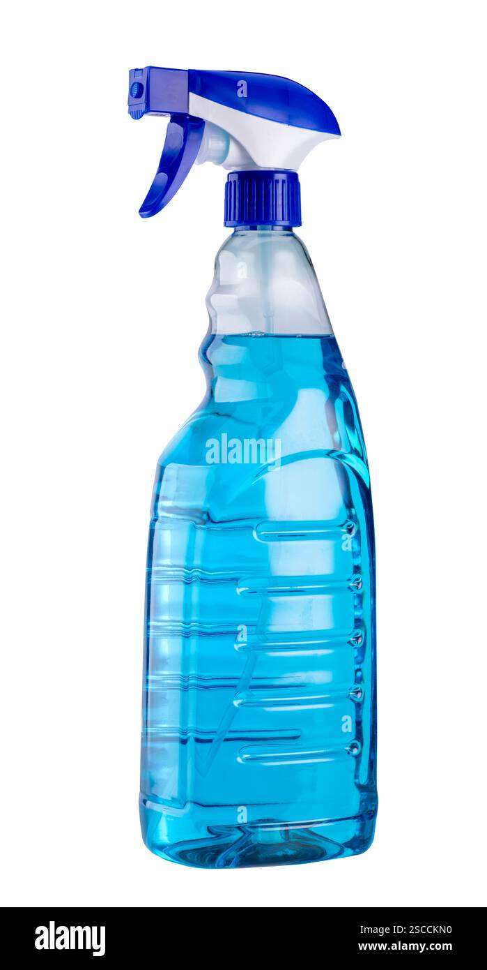 Sprühflasche mit blauer Flüssigkeit auf weißem Hintergrund abgeschnitten Stockfoto