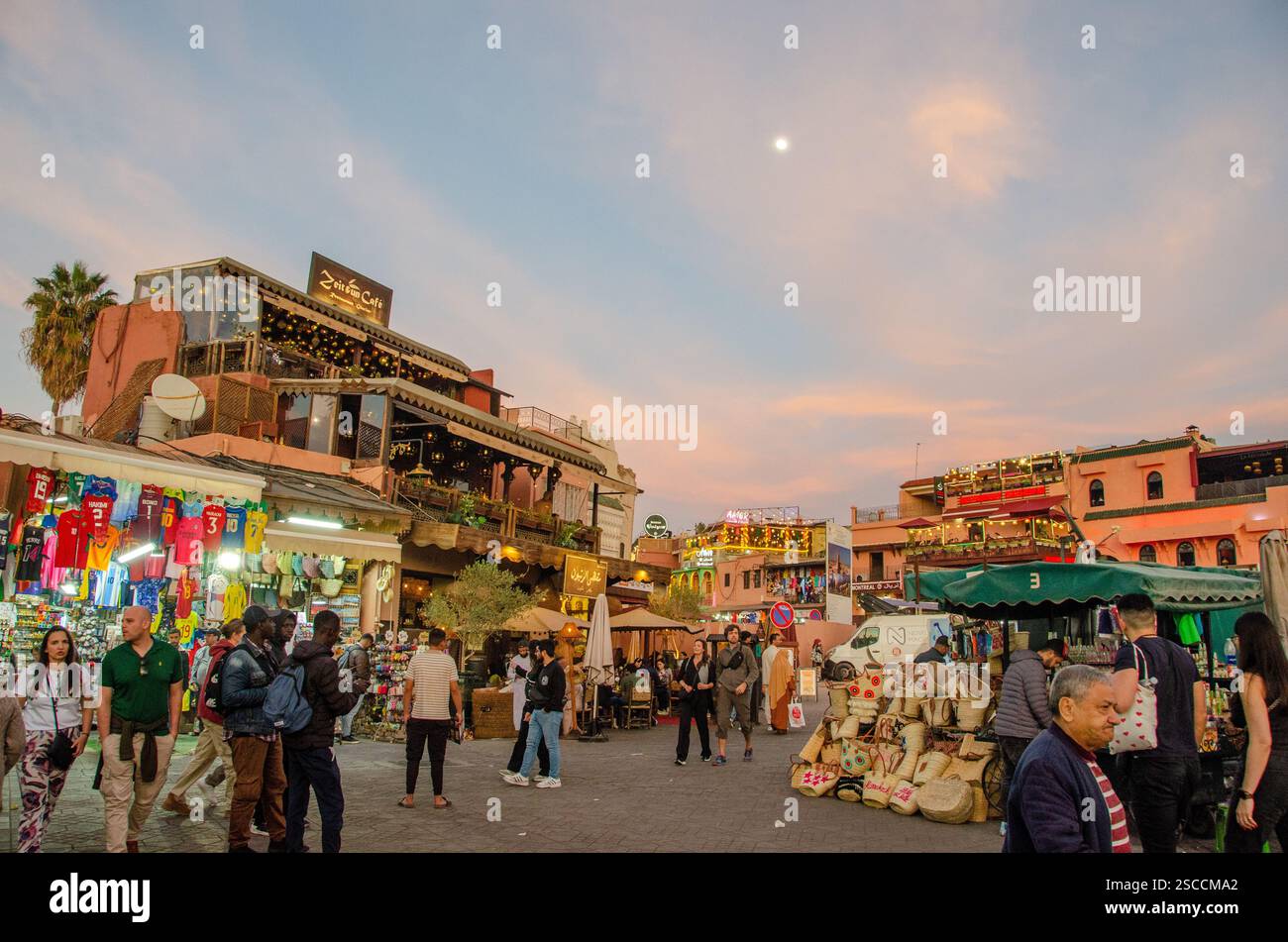 Geschäftige Marktstände in den Souks rund um den Platz Jemaa el-Fnaa bei Sonnenuntergang in der Medina, Marrakesch, Marokko. Stockfoto