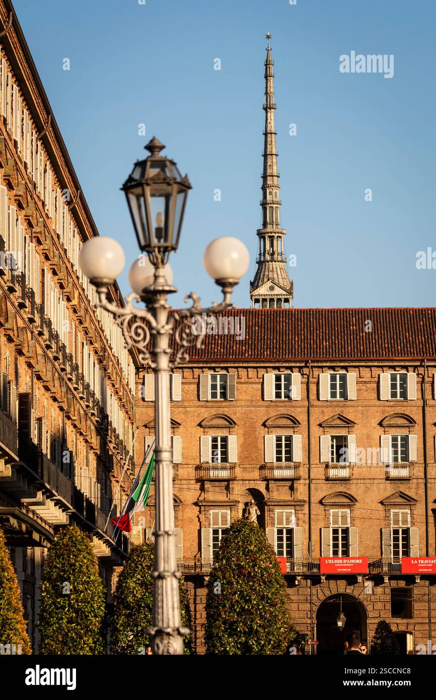 Turin, Italien. Das Mole Antonelliana behinderte das Regio Opera Theater auf der zentralen Piazza Castello. Stockfoto