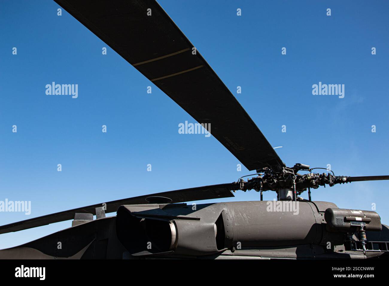 Große Propeller auf einem militärischen Black Hawk Hubschrauber. Stockfoto