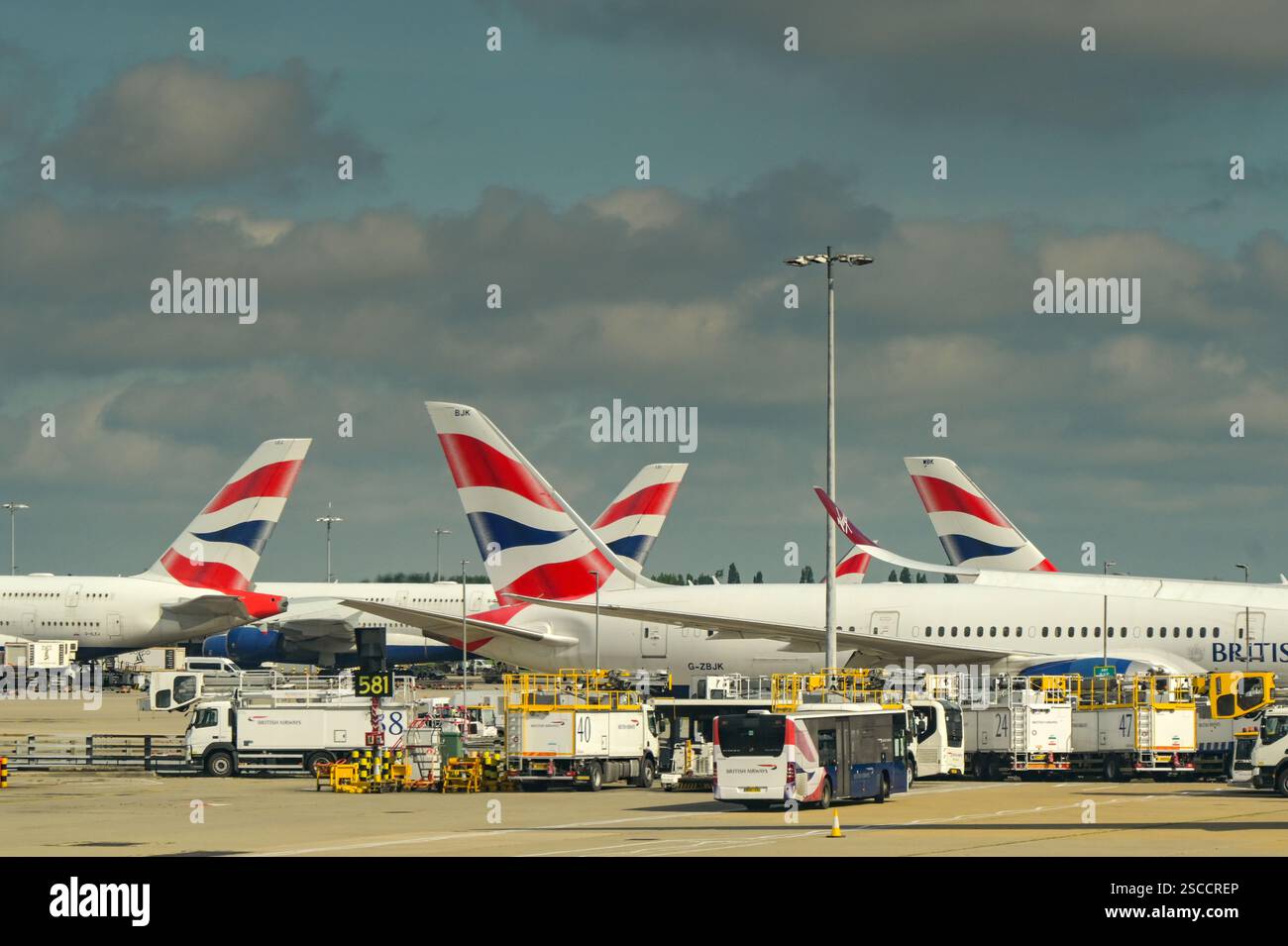 London, England, Großbritannien - 4. Mai 2024: Air Canada Jet Rolling zum Terminal 2 am Flughafen London Heathrow vorbei an den Flugzeugen anderer Fluggesellschaften. Stockfoto