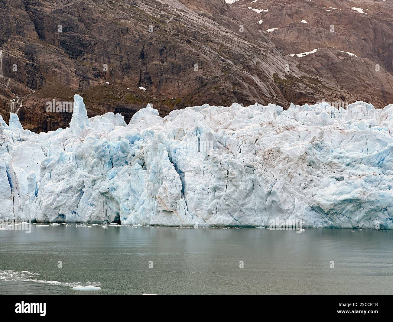 Ein großer Gletscher trifft auf das Wasser eines Fjords im Prince Christian Sound in Grönland Stockfoto