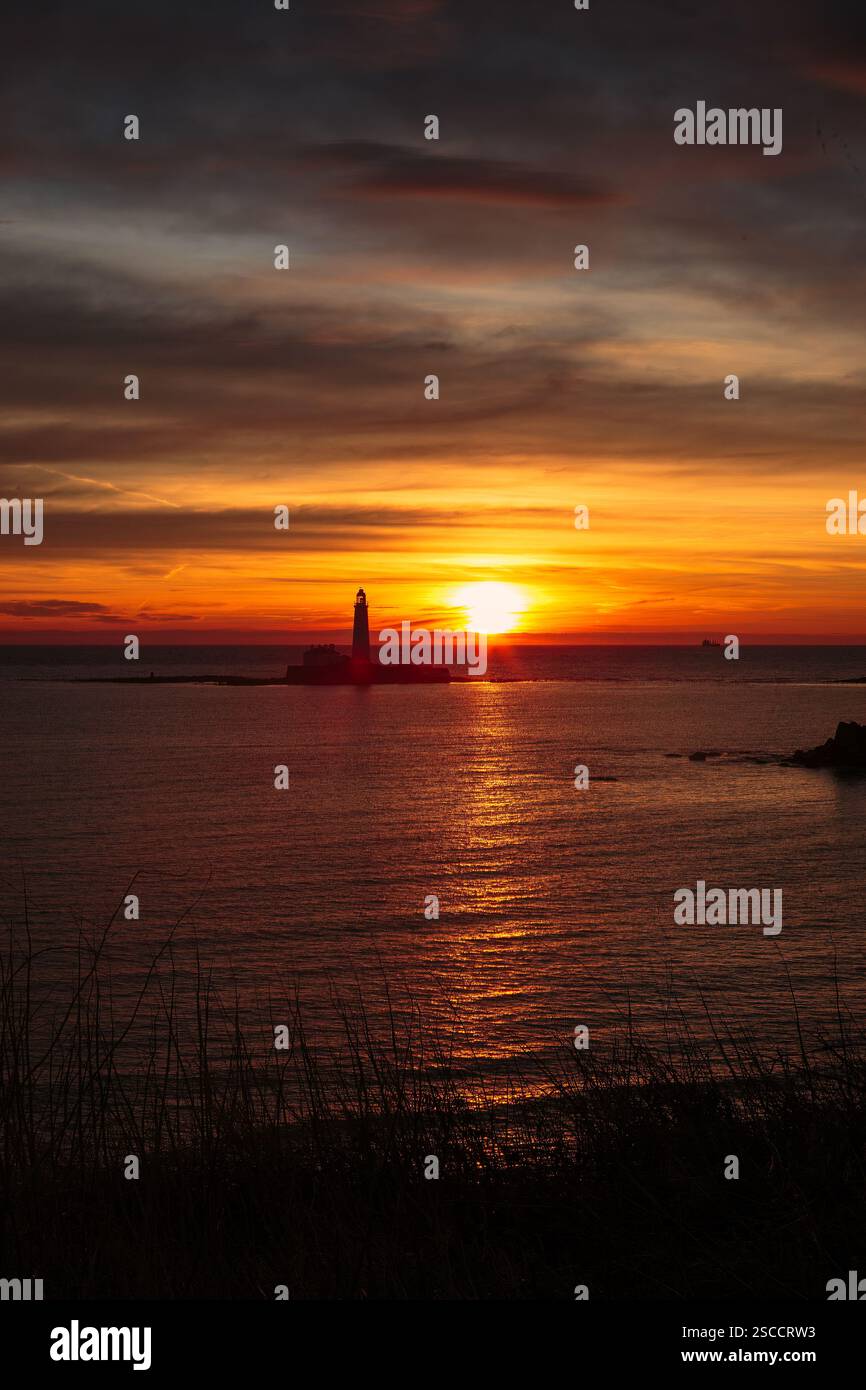 Golden Orange Sunrise über St Mary's Lighthouse, whitley Bay, 2025 Stockfoto