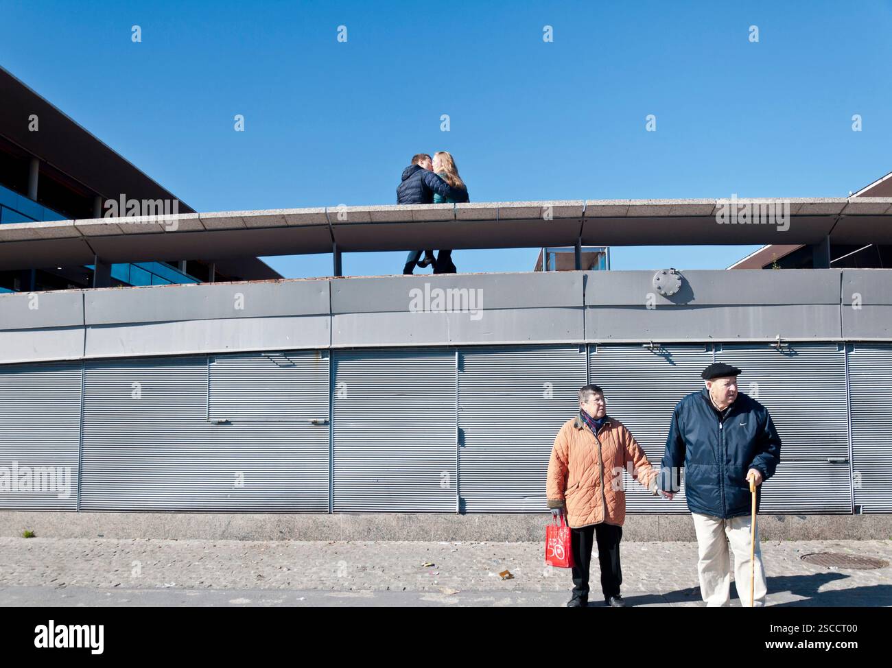 Alte und junge Liebe, junge Paare küssen und alte Paare, die Hände halten in Port Vell, Barcelona, Spanien Stockfoto