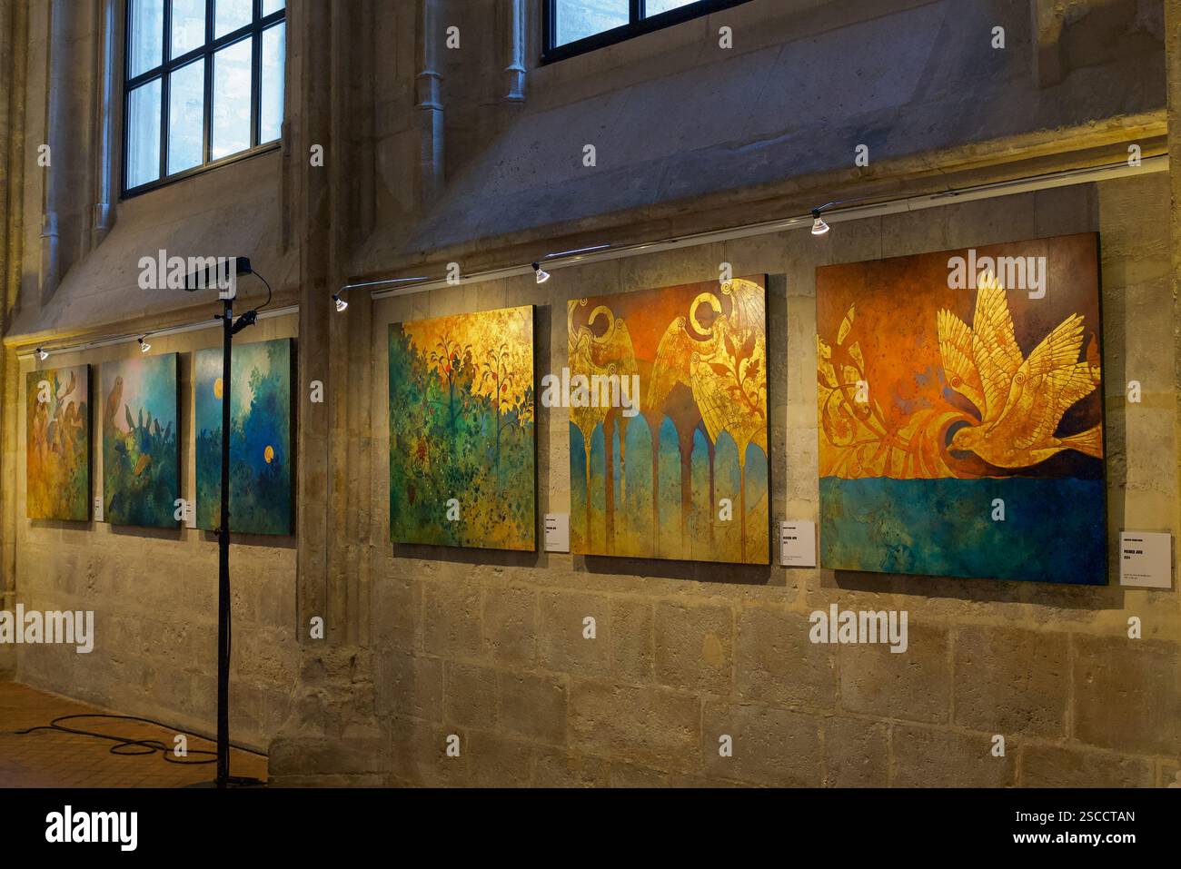 Sechs Gemälde der „7 Tage der Schöpfung“ des Malers Augustin Frison-Roche, ausgestellt im Collège des Bernardins Stockfoto