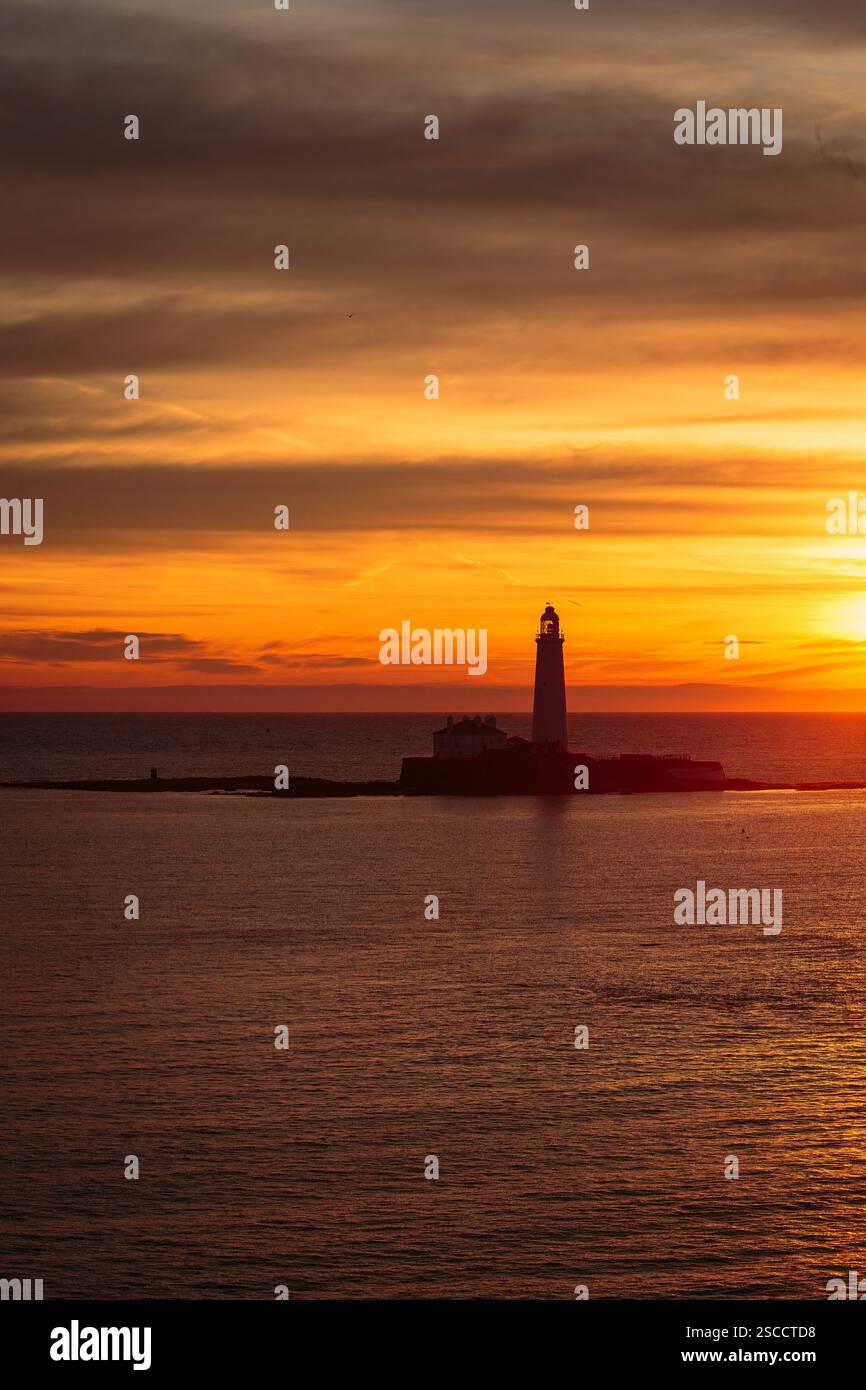 Golden Orange Sunrise über St Mary's Lighthouse, whitley Bay, 2025 Stockfoto