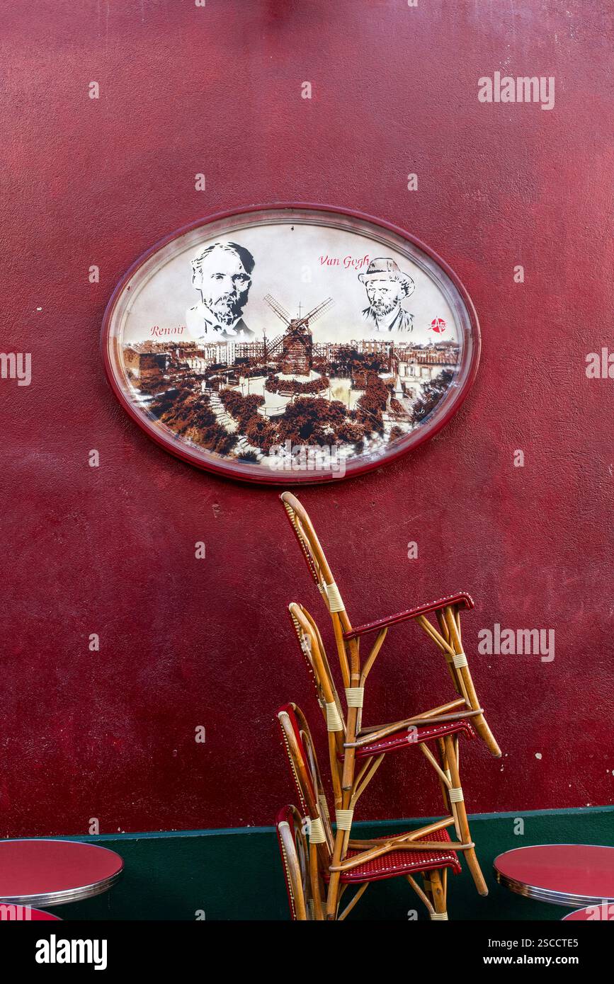 Eine Gedenktafel mit den Namen Renoir und Van Gogh darauf, die an der Außenwand des 'le Consulat' in Montmartre, 18. Arrondissement, hängt Stockfoto