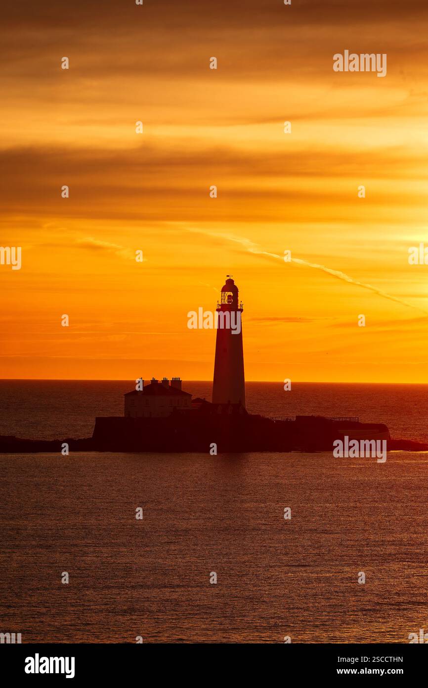 Golden Orange Sunrise über St Mary's Lighthouse, whitley Bay, 2025 Stockfoto