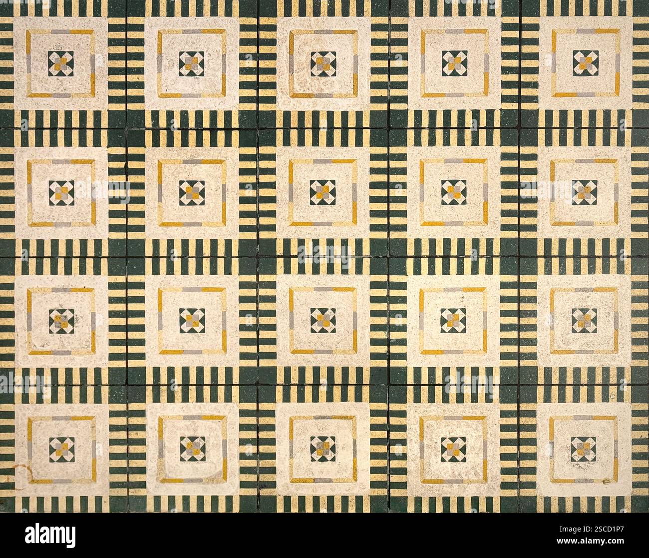 Fliesen im Kolonialstil in quadratischem Muster, Beige- und Grüntönen. Linien, Blumenmuster, Ziermuster, Gravuren und andere abstrakte Muster Stockfoto