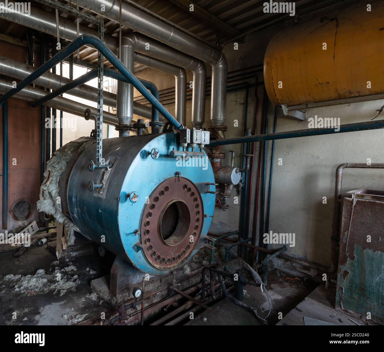 Defekter Heizofen auf fossilen Brennstoffen in verlassenen Industriebauten Stockfoto
