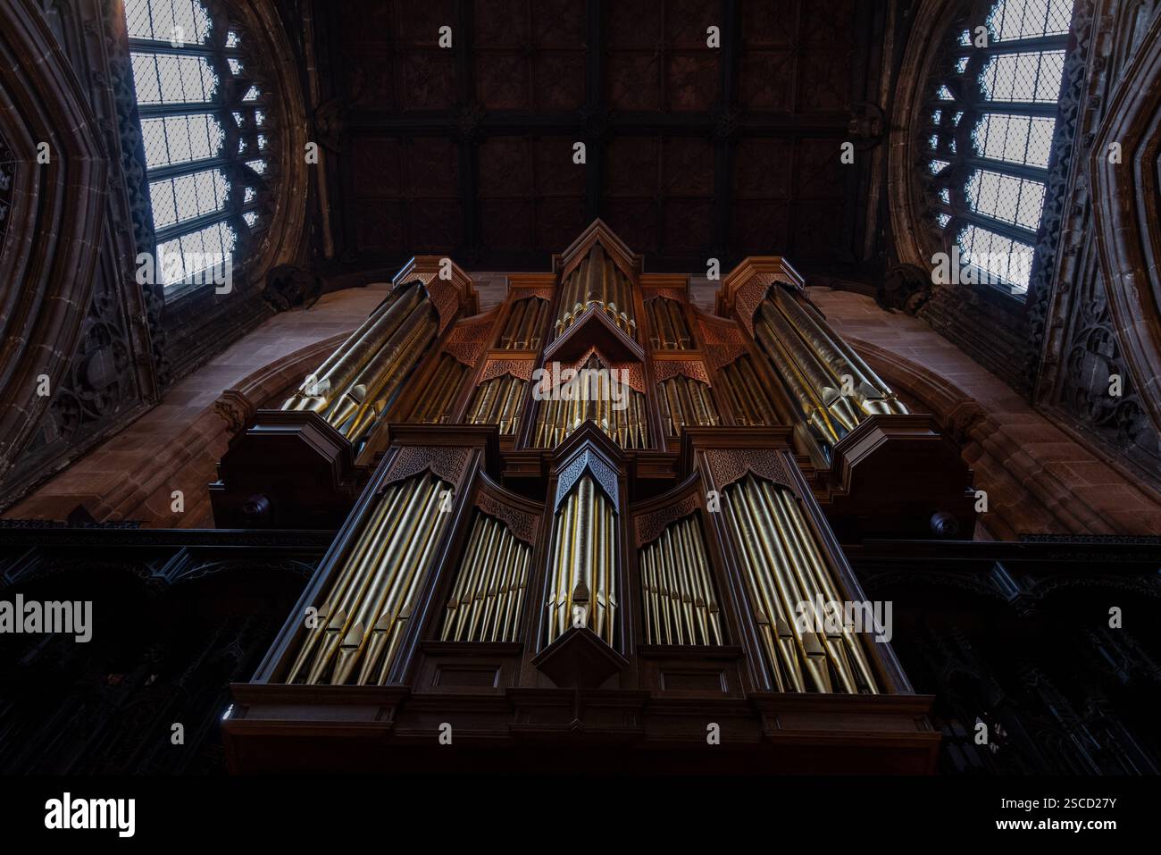 Manchester, Großbritannien, 16. Juli 2019: Große Pfeifenorgel in einer historischen Kathedrale. Lichtfilterung durch schönes Buntglas. Stockfoto