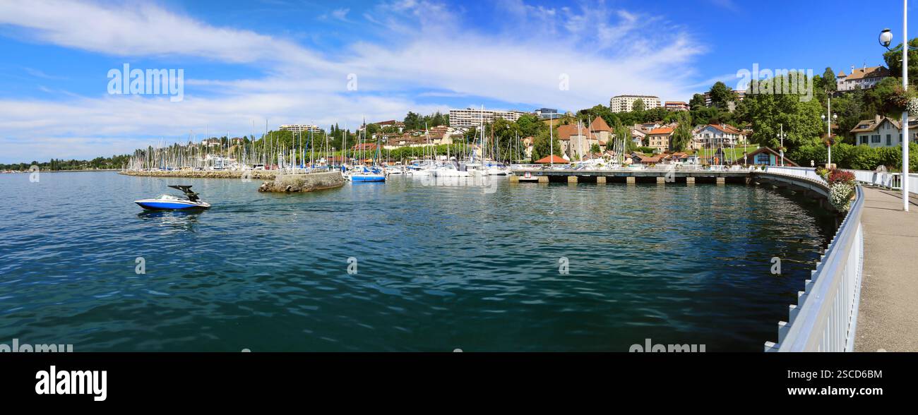 Der Hafen von Thonon am Ufer des Genfer Sees. Stockfoto